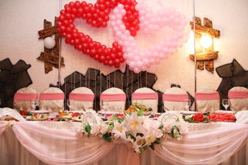 ОФОРМЛЕНИЕ СВАДЕБНОГО СТОЛА: СОВЕТЫ ДИЗАЙНЕРА