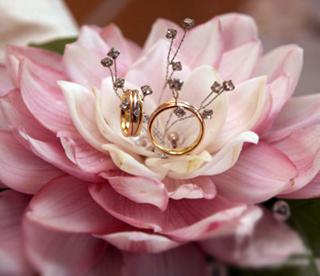 СВАДЕБНЫЕ АКСЕССУАРЫ: ПОДСТАВКА ДЛЯ КОЛЕЦ