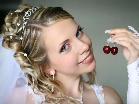 Свадебная прическа с диадемой 