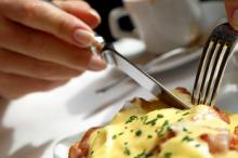 КАК ПРАВИЛЬНО ВЕСТИ СЕБЯ ЗА СВАДЕБНЫМ СТОЛОМ?