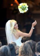 ТРАДИЦИЯ БРОСАНИЯ СВАДЕБНОГО БУКЕТА